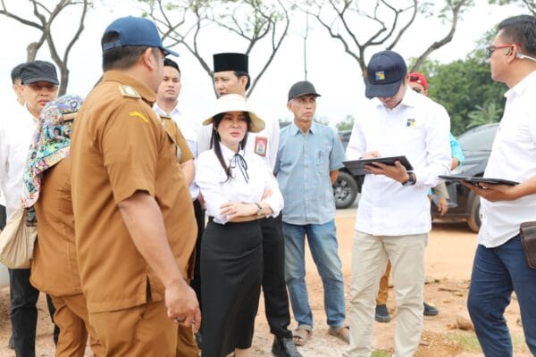 Wakil Wali kota Batam, Li Claudia Chandra, meninjau usulan lokasi TPS di wilayah Bengkong, Senin (8/12/2025). - Foto: Mc.Batam