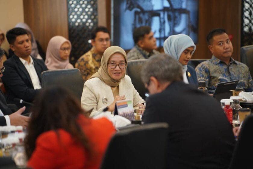 Minister of Administrative and Bureaucratic Reform (PANRB), Rini Widyantini, attending the National OECD Team Coordination Meeting at the Office of the Coordinating Ministry for Economic Affairs, Jakarta, on Thursday (December 11, 2025). Photo: Public Relations of the Ministry of PANRB.