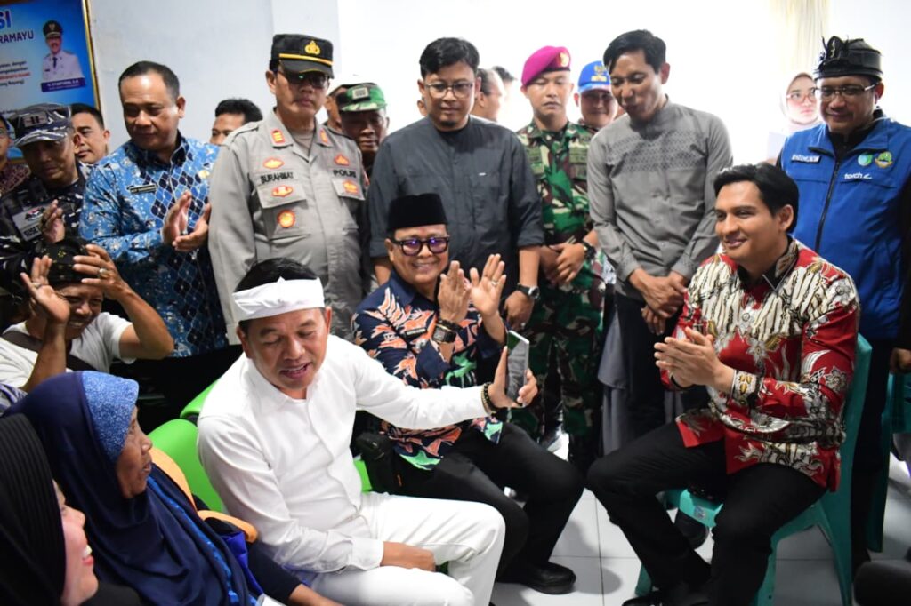 Gubernur Jawa Barat, Dedi Mulyadi yang akrab disapa KDM (baju putih), didampingi Bupati Indramayu Lucky Hakim, mendatangi secara langsung warga Desa Eretan Wetan untuk menyerahkan Bantuan Tidak Terduga (BTT), Kamis (18/12/2025).