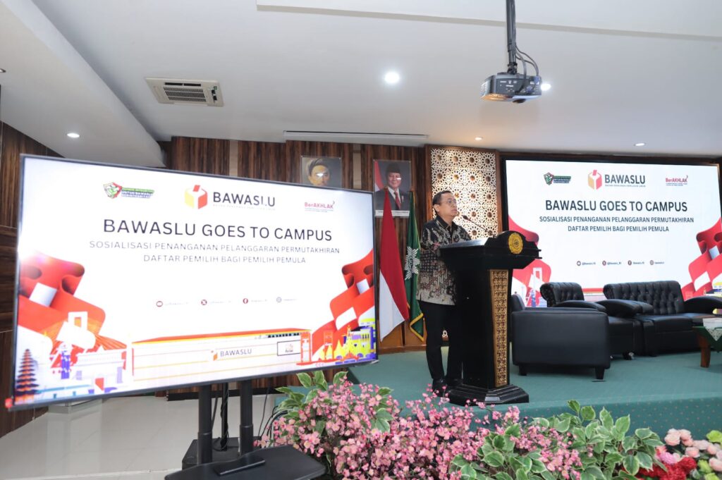 Anggota Bawaslu Puadi dalam kegiatan Bawaslu Goes to Campus: Sosialisasi Penanganan Pelanggaran Pemutakhiran Daftar Pemilih bagi Pemilih Pemula di Universitas Muhammadiyah Jakarta, Kamis (18/12/2025). (Foto: bawaslu.go.id)