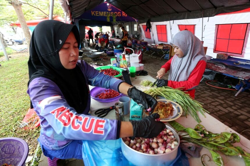 Petugas dan relawan menyiapkan bumbu untuk menu makanan di dapur umum Kementerian Sosial (Kemensos), Meureudu, Pidie Jaya, Aceh, Selasa (9/12/2025). Kemensos mengoperasikan puluhan dapur umum di Aceh, Sumatera Barat, dan Sumatera Utara untuk memproduksi 164.588 porsi makanan siap saji setiap hari guna memenuhi kebutuhan korban dan pengungsi terdampak bencana hidrometeorologi. (ANTARA FOTO/Irwansyah Putra/tom)