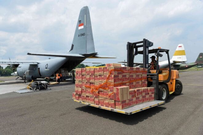 Petugas memasukkan logistik bantuan ke pesawat angkut militer milik TNI AU di Lanud Halim Perdanakusuma, Jakarta, Sabtu (29/11/2025). TNI telah mendistribusikan 76.500 ton bantuan dari posko di Pangkalan TNI AU (Lanud) Halim Perdanakusuma ke wilayah terdampak bencana di Aceh, Sumatera Barat dan Sumatera Utara dengan lima pesawat angkut dan 11 helikopter untuk menjangkau wilayah terisolir. (ANTARA FOTO/Indrianto Eko Suwarso/bar)