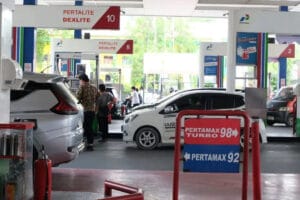 Petugas SPBU sedang melayani konsumen (Foto: Humas Pertamina)