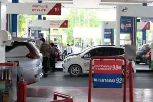 Petugas SPBU sedang melayani konsumen (Foto: Humas Pertamina)