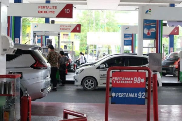 Petugas SPBU sedang melayani konsumen (Foto: Humas Pertamina)