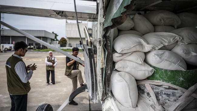 Ilustrasi. BMKG melanjutkan operasi modifikasi cuaca di Sumut, Aceh, dan Sumbar hingga 3 Desember untuk menekan curah hujan. (Foto: ANTARA FOTO/Aprillio Akbar)