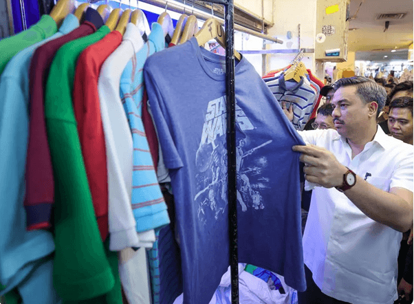 Menteri UMKM Maman Abdurahman saat meninjau langsung aktivitas thrifting di Pasar Senen, Jakarta pada Minggu (30/11/2025). Foto: Humas Kementerian UMKM