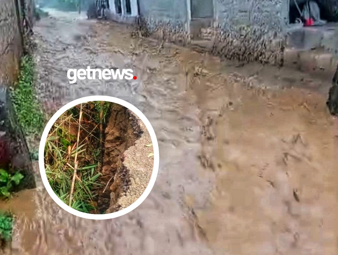 ​Selain merendam rumah, terjangan air menyebabkan jembatan penghubung antar dusun di Desa Taman Ayu mengalami kerusakan (GETNEWS)