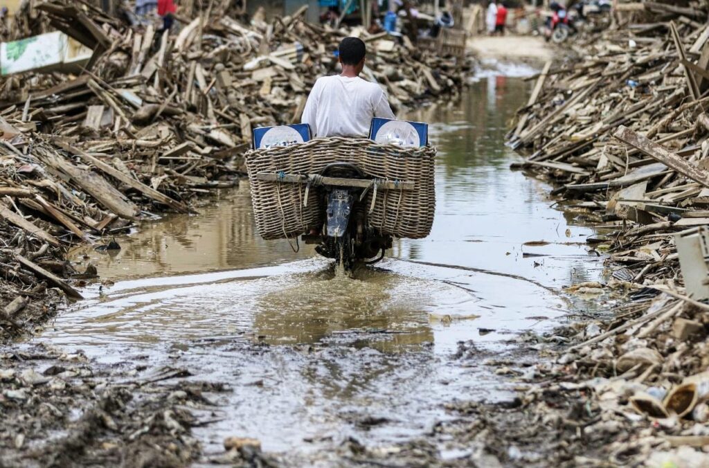 Di saat air masuk rumah, orang normal bakal beli pompa atau evakuasi warga, tapi kolektor bunga malah sibuk cek saldo untuk memastikan bunga sudah cair atau belum - ilustrasi (infopublik.id/istimewa/GETNEWS)