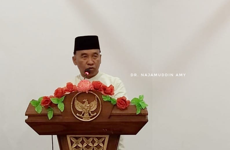 Najamuddin Amy adalah sinonim dari narasi pemerintah. Sebagai mantan panglima komunikasi (Kadis Kominfotik), ia adalah jembatan yang menghubungkan kebijakan lantai atas dengan pemahaman akar rumput. (Istimewa/GETNEWS)