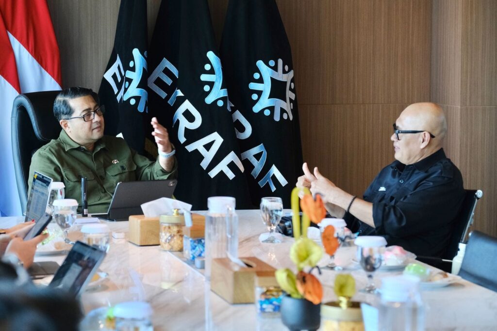 Menteri Ekonomi Kreatif, Teuku Riefky Harsya, menerima audiensi Direktur Pengembangan Produksi Film Negara (PFN), Narliswandi Iwan Piliang, yang berlangsung di kantor Kementerian Ekonomi Kreatif, Jakarta, Rabu (24/12/2025). (EKRAF/GETNEWS+)