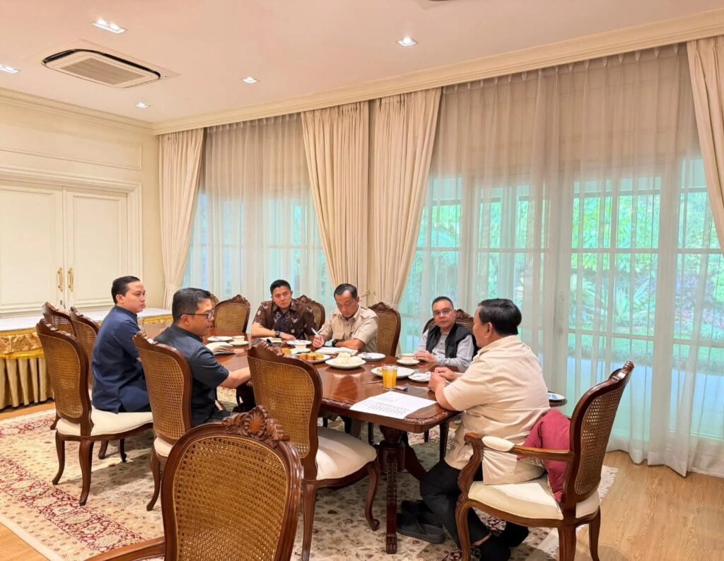 Presiden Prabowo melakukan pertemuan dengan menerima Wakil Ketua DPR, Prof. Sufmi Dasco Ahmad, Menteri Sekretaris Negara Prasetyo Hadi, Menteri Luar Negeri Sugiono, dan Sekretaris Kabinet Teddy Indra Wijaya, di kediaman dinas Presiden, Widya Chandra, Jumat 2 Januari 2026. (Seskab/getnews.)