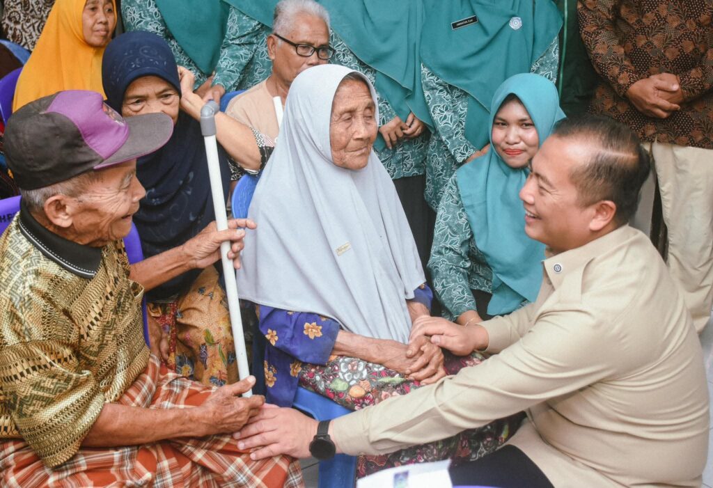 Gubernur NTB Lalu Muhamad Iqbal menginstruksikan Dinas Pekerjaan Umum dan Perumahan Rakyat (PUPR) untuk segera mengeksekusi renovasi Rumah Tidak Layak Huni (RTLH) dan fasilitas sanitasi bagi warga miskin ekstrem (kominfo/GETNEWS)
