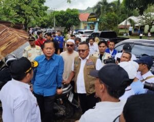 Gubernur Nusa Tenggara Barat, Lalu Muhamad Iqbal, melakukan aksi cepat tanggap dengan meninjau langsung lokasi terdampak banjir di dua kabupaten, Rabu (14/1/2026). (GETNEWS)