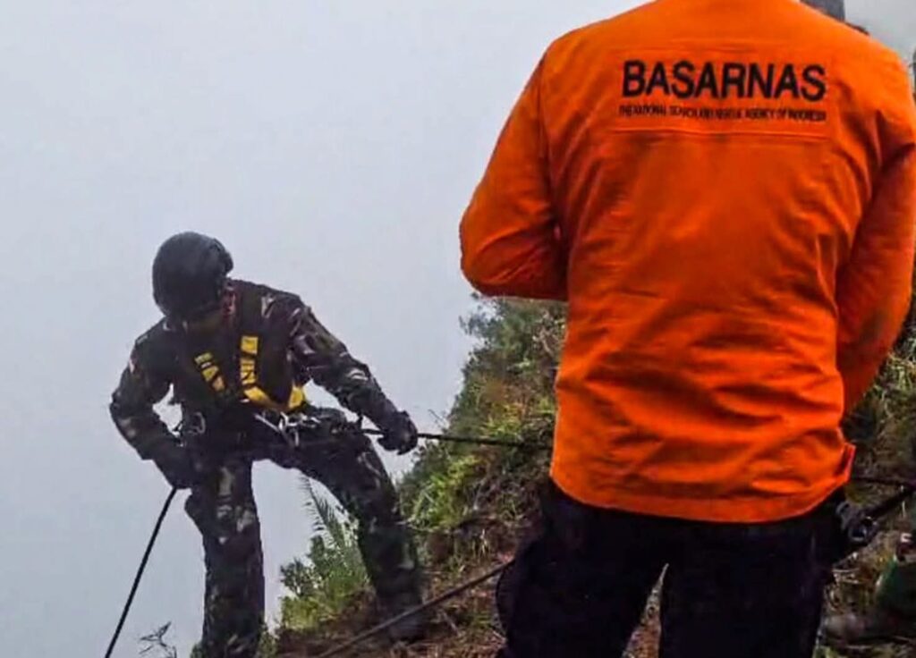 Evakuasi Jenazah Korban ATR PK-THT Ditunda, Tim SAR Bertarung Lawan “Kabut Buta” Bulusaraung