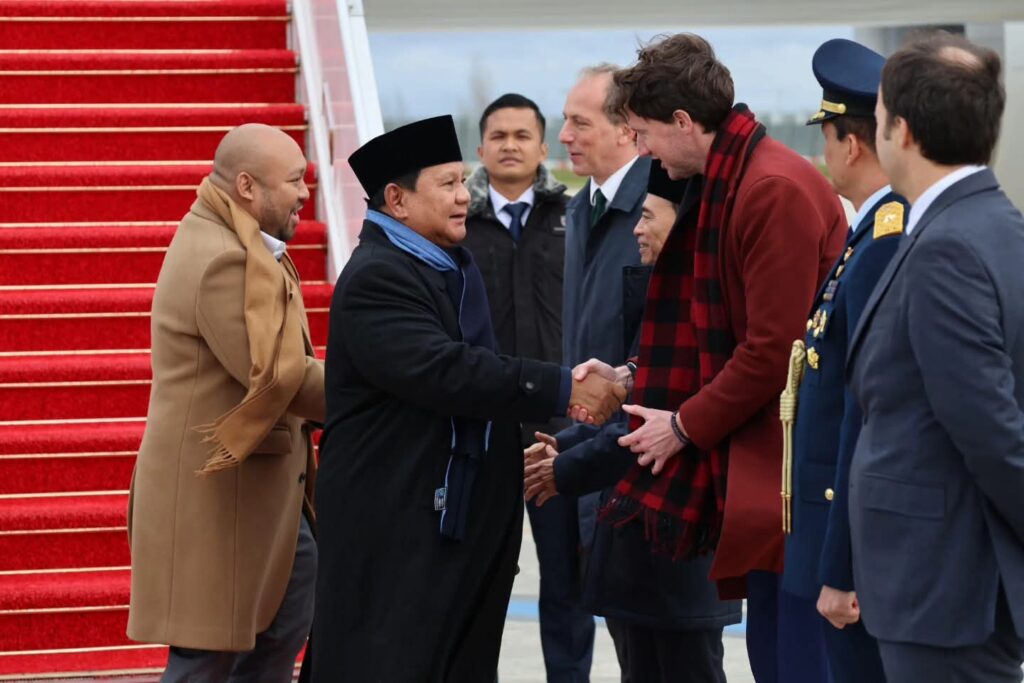 Presiden Prabowo Subianto menyalami dan memberikan koin khusus kepresidenan kepada tim pengawal Pemerintah Swiss di bandara sebelum lepas landas. (BPMI Setpres)