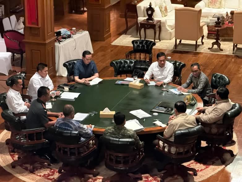 Kediaman Presiden Prabowo Subianto di Hambalang menjadi saksi penguatan pilar pendidikan nasional. Pada Selasa (27/1/2026), Presiden mengumpulkan sejumlah menteri Kabinet Merah Putih guna mendalami tindak lanjut kerja sama strategis dengan universitas-universitas ternama di Inggris Raya (UK). (BPMI Setpres)