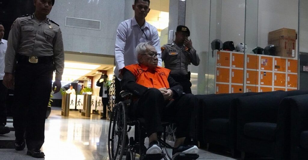 Komisi Pemberantasan Korupsi (Komisi Pemberantasan Korupsi) kembali melakukan penahanan terhadap satu tersangka dalam perkara dugaan tindak pidana korupsi pengadaan katalis di PT Pertamina. Tersangka berinisial CD, mantan Direktur Pengolahan Pertamina periode 2012–2014, resmi ditahan. (Foto: Dok KPK)