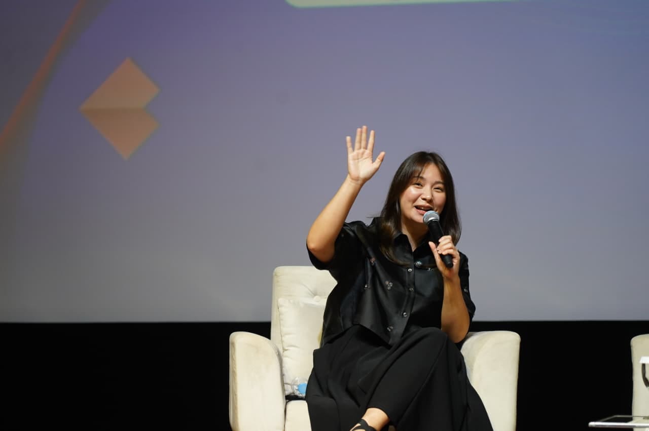 Pengusaha Usaha Mikro Kecil dan Menengah (UMKM), kreator digital, sekaligus kontestan MasterChef Indonesia, Devy Anastasia, dalam acara She-Connects bertema Perempuan Terkoneksi Penggerak Ekonomi Negeri di Pusat Perfilman Usmar Ismail, Jakarta, pada Kamis (15/1/2026). (Foto: Amiri Yandi/KPM Kemkomdigi) (GETNEWS.)