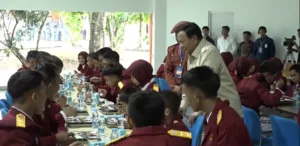 Presiden Prabowo Subianto saat berbincang dengan siswa yang sedang sarapan di Sekolah Rakyat Terpadu (SRT) 9 Balai Besar Pendidikan dan Pelatihan Kesejahteraan Sosial (BBPPKS), Banjarbaru, Kalimantan Selatan, Senin (12/1/2026). (Foto: Tangkapan layar YouTube Setpres BPMI)