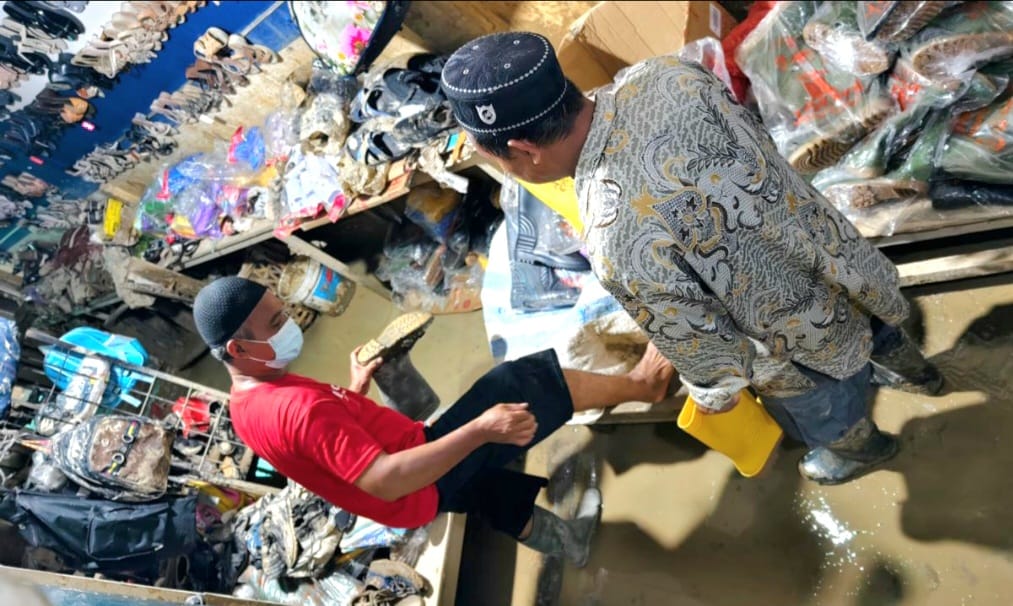 Aktivitas jual beli di toko sepatu milik Surahim di Pasar Kuala Simpang, Kabupaten Aceh Tamiang, Provinsi Aceh pada Kamis (1/1/2026). (Foto: Dok. BNPB)