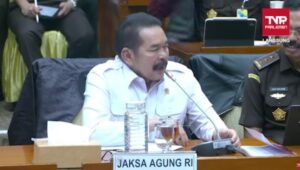 Jaksa Agung ST Burhanuddin memberikan jaminan penuh untuk menghentikan kasus hukum yang menjerat Tri Wulansari, guru honorer SDN 21 Pematang Raman, Muaro Jambi. Penegasan ini disampaikan Burhanuddin dalam rapat kerja bersama Komisi III DPR RI, Selasa (20/1/2026), (screenshot TV Oarlemen)