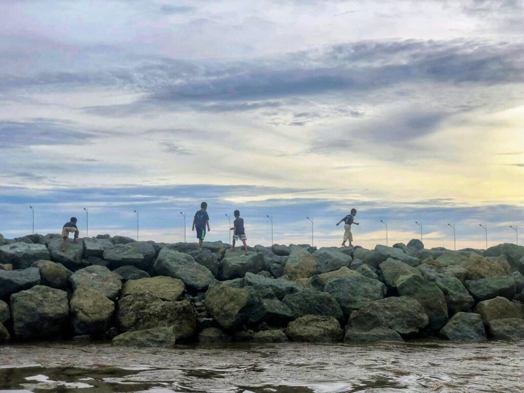 BENTENG DI PESISIR MATARAM: Membedah Kegagalan Mitigasi Pesisir Selama 5 Tahun