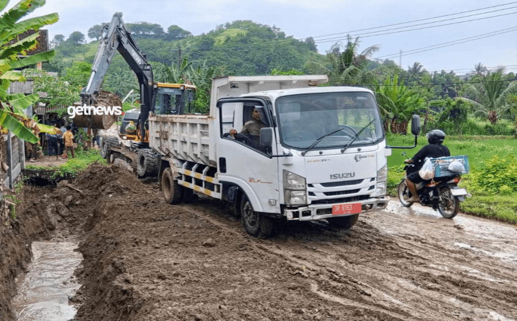 Terhitung sejak Kamis (15/1/2026) pagi, sejumlah alat berat telah dioperasikan di Dusun Pengantap, Kecamatan Sekotong, Lombok Barat, untuk memulihkan akses dan normalisasi lingkungan. Kominfotik NTB/GETNEWS.)