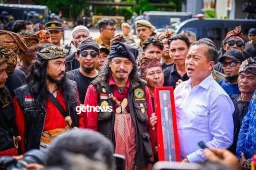 Laskar Sasak Serahkan Mandat ‘Pegat Male’, Dukung Penuh Kebijakan Gubernur Iqbal