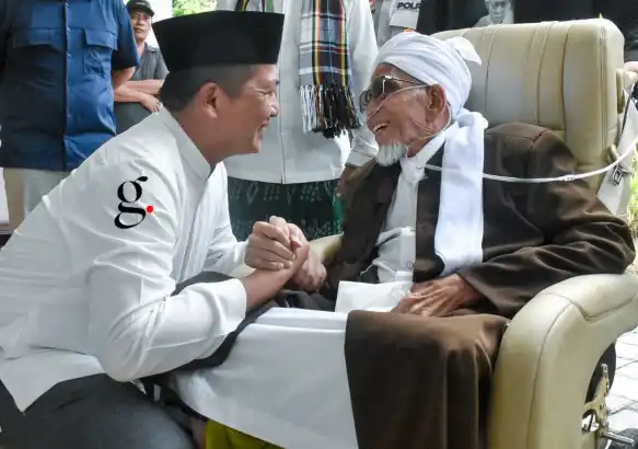 Gubernur NTB Lalu Muhamad Iqbal saat menyambut Tuan Guru Bagu di Pendopo Gubernur (Kominfotik NTB/GETNEWS.)