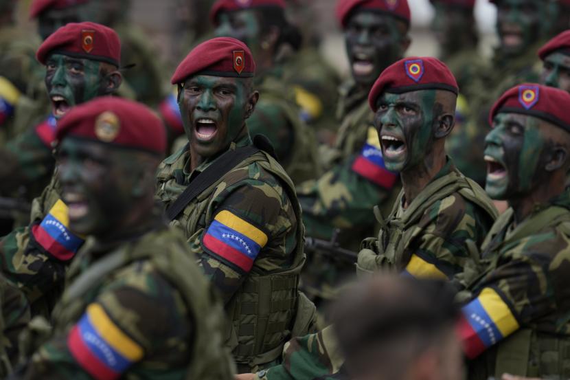 Tentara berbaris selama parade memperingati Hari Kemerdekaan di Caracas, Venezuela - ilustrasi | AP/Ariana Cubillos