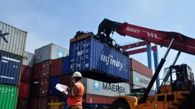 Laporan terbaru Badan Pusat Statistik (BPS) mengungkap sebuah anomali positif: neraca perdagangan Indonesia sepanjang 2025 membukukan surplus sebesar US$41,05 miliar. (ILUSTRASI/ISTIMEWA)