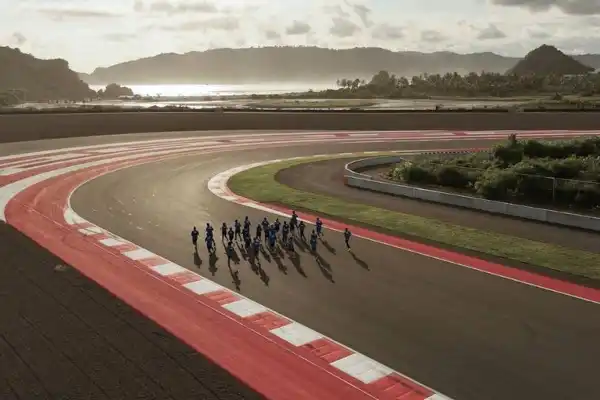 Lombok tidak lagi sekadar menjadi panggung balap motor setahun sekali. Di bawah nakhoda Gubernur Lalu Muhamad Iqbal, kawasan Mandalika sedang dipaksa keluar dari zona nyaman "pariwisata musiman" menuju ekosistem ekonomi terpadu yang hidup sepanjang tahun (istimewa)