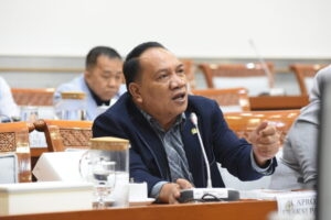 Anggota Komisi VIII DPR RI, Aprozi Alam, dalam Rapat Kerja Komisi VIII DPR RI dengan Kepala BPJPH, Senin (9/2/2026). Foto: Arief/Karisma