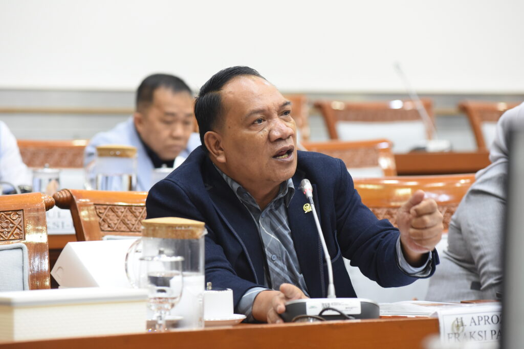 Anggota Komisi VIII DPR RI, Aprozi Alam, dalam Rapat Kerja Komisi VIII DPR RI dengan Kepala BPJPH, Senin (9/2/2026). Foto: Arief/Karisma