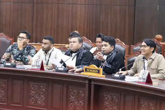 Sejumlah elemen masyarakat yang tergabung dalam Yayasan Taman Belajar Nusantara, bersama perwakilan mahasiswa dan guru honorer, resmi mendaftarkan gugatan uji materi terhadap Pasal 22 ayat (3) UU APBN Tahun Anggaran 2026 ke Mahkamah Konstitusi. (MK)