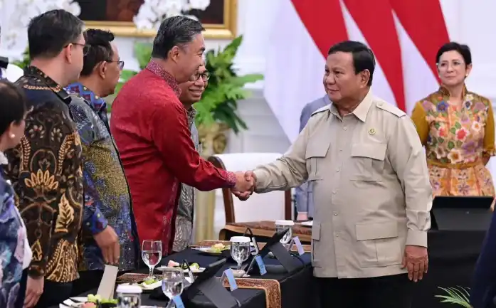 mantan Wamenlu Dino Patti Djalal, sebelum masuk Gerbang Istana, suasananya mungkin mendung pekat, tapi begitu keluar, ia langsung membawakan kabar gembira bahwa Board of Peace (BoP) adalah "satu-satunya jalan ninja" menuju perdamaian Gaza. (BPMI SETPRES)