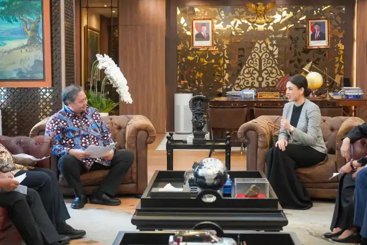 Diplomasi Minyak Nabati: Sawit di Persimpangan Hijau antara Menteri Koordinator Bidang Perekonomian dengan Izzana Saleh, Sekretaris Jenderal Council of Palm Oil Producing Countries (CPOPC), di Jakarta pekan ini (4/2), (Foto: Dok. FB @Airlangga Hartarto)