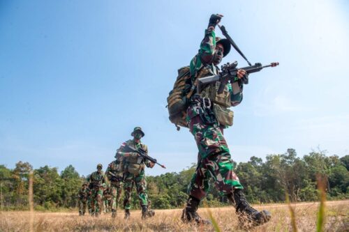 Pengiriman 8.000 personel ke dalam International Stabilization Force (ISF) di Gaza bukan sekadar misi kemanusiaan rutin; ini adalah pergeseran tektonik dalam doktrin pertahanan kita—dari penonton di tribun menjadi pemain di tengah badai (ILUSTRASI/ISTIMEWA)