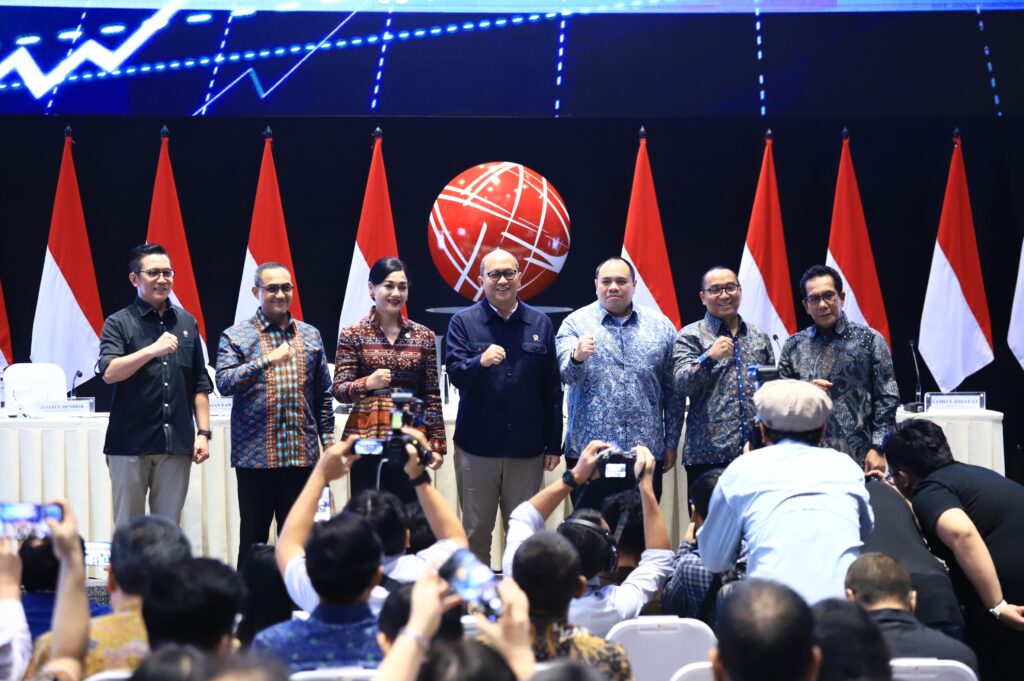 CEO Danantara Indonesia Roesan Roslani beserta Pejabat OJK dan BEI dalam Dialog Pasar Modal yang digelar di Main Hall Bursa Efek Indonesia, Jakarta, Minggu (1/2/2026). (Foto: Humas OJK)