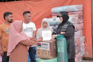 Wali Kota Banda Aceh Illiza Sa’aduddin Djamal saat menyerahkan bantuan kepada warga terdampak bencana di Desa Meriah Jaya, Bener Meriah