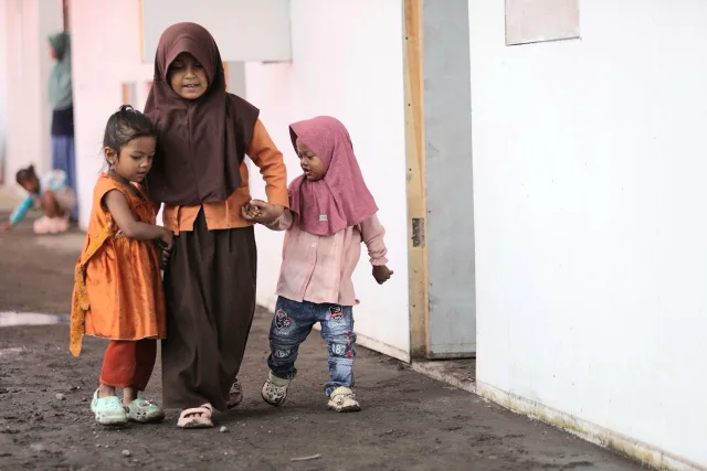 Anak-anak terdampak bencana hidrometeorologi beraktivitas di huntara Kampung Serempah, Kecamatan Ketol, Kabupaten Aceh Tengah, Provinsi Aceh, Sabtu (14/2/2026). (Foto: Dok. BNPB)