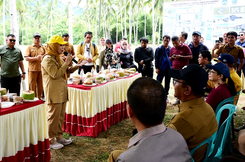 Wagub Gorontalo Idah Syahidah Rusli Habibie memberikan sambutan pada peninjauan lahan calon lokasi pembangunan Sekolah Garuda bersama Wamen Diktisaintek Stella Christie di Desa Piloliyanga, Kecamatan Tilamuta, Kabupaten Boalemo, Selasa (10/2/2026). (Foto : Haris)