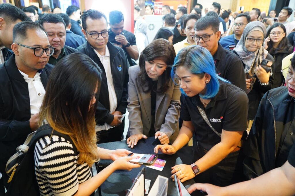 Menkomdigi Meutya Hafid dalam peluncuran Senyum Nyaman dengan Biometrik (SEMANTIK) di Jakarta Pusat, Selasa (27/1/2026) mengatakan pendaftaran kartu SIM menggunakan verifikasi wajah yang terhubung dengan NIK, menutup ruang penggunaan nomor sekali pakai yang sering dipakai untuk scam, phishing, dan penyalahgunaan OTP. (Foto: InfoPublik/Amiri Yandi)