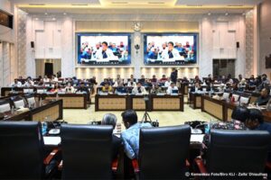 ​Menteri Keuangan Purbaya Yudhi Sadewa baru saja memamerkan menu baru di Komisi XI DPR RI: RUU Perubahan UU P2SK. Katanya, ini adalah "langkah strategis" untuk memperkuat stabilitas dan meningkatkan kepercayaan publik. Sebuah narasi yang sangat cantik, seolah-olah sektor keuangan kita adalah sebuah mesin turbo yang hanya butuh sedikit ganti oli agar bisa membawa seluruh rakyat Indonesia terbang menuju kemakmuran. (KEMENKEU)