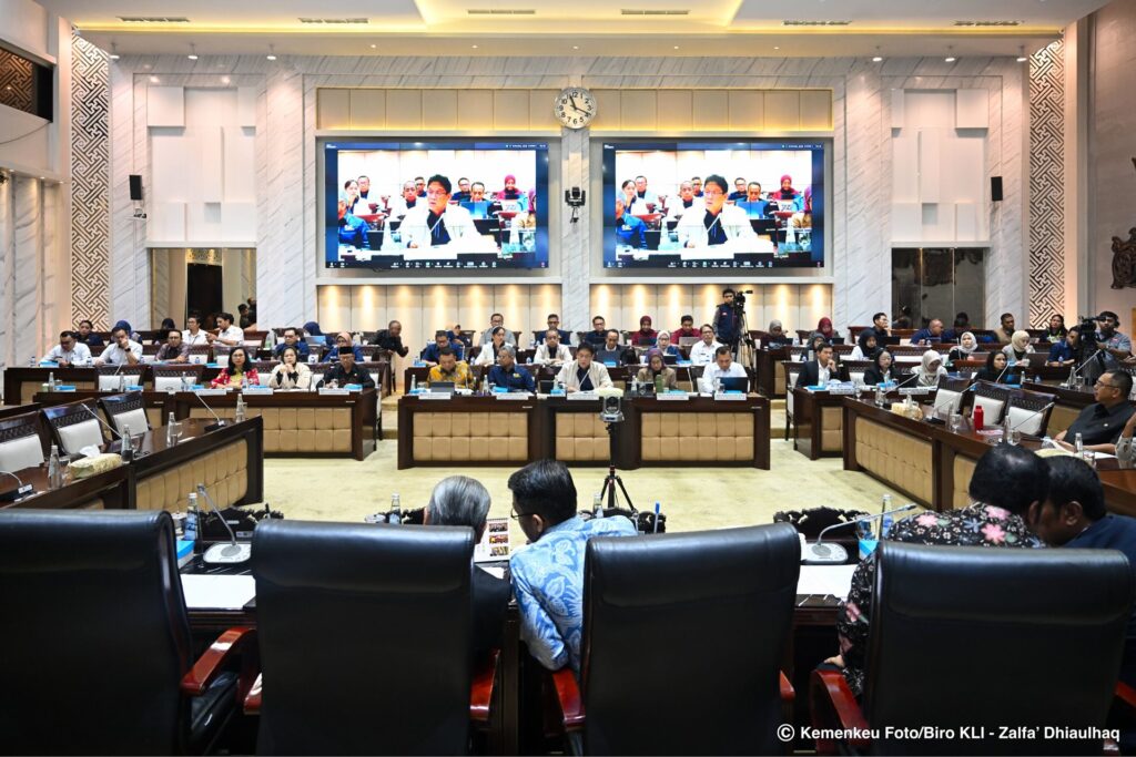 ​Menteri Keuangan Purbaya Yudhi Sadewa baru saja memamerkan menu baru di Komisi XI DPR RI: RUU Perubahan UU P2SK. Katanya, ini adalah "langkah strategis" untuk memperkuat stabilitas dan meningkatkan kepercayaan publik. Sebuah narasi yang sangat cantik, seolah-olah sektor keuangan kita adalah sebuah mesin turbo yang hanya butuh sedikit ganti oli agar bisa membawa seluruh rakyat Indonesia terbang menuju kemakmuran. (KEMENKEU)