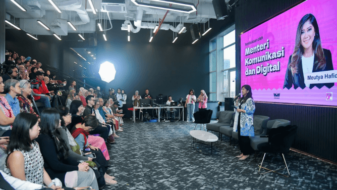 Menkomdigi Meutya Hafid menyampaikan sambutan dalam Pemutaran dan Diskusi Film 3 Wajah Rohanna Koeddoes di Kantor IDN, Kuningan Barat, Jakarta Selatan, Jumat (06/02/2026). Foto: Pey HS/Komdigi