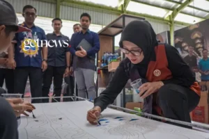 Warga binaan Lapas Lombok Barat saat memproduksi Batik Tulis Gembok hasil kolaborasi dengan Dekranasda NTB (GETNEWS.)