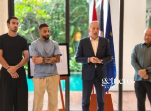 Duta Besar Prancis untuk Indonesia Fabien Penone (kedua dari kanan), didampingi Direktur Utama Persib Bandung Glenn Timothy Sugita (kanan) dan dua pesepak bola Prancis Layvin Kurzawa (kedua kiri) dan Andrew Jung (kiri), menyampaikan sambutannya saat menerima kunjungan manajemen Persib di Wisma Prancis, Jakarta (24/3/2026). (ANTARA/Nabil Ihsan)