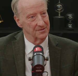 Sir Alex Younger, mantan kepala MI6, menyatakan bahwa Iran saat ini memegang "kartu as" dalam eskalasi konflik di Timur Tengah. Dalam wawancara mendalam dengan Shashank Joshi dari The Economist (Screenshot YouTube The Economist)